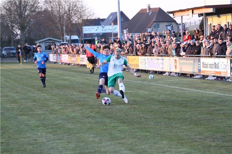 A/O feiert verdienten Derbysieg gegen Harsefeld – Nur ein Sieg in Abstiegsrunde Mehr als 500 Zuschauer wollten das umkämpfte Landesligaderby zwischen A/O und Harsefeld sehen. Hier beackern sich Merten Hiller und Sören Meyer (rechts) Fotos: Bröhan