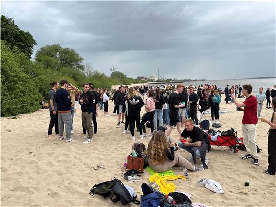 Mehr als 500 junge Leute zog es 2022 zum Teil mit dem Bollerwagen und Musikboxen zum Bassenflether Strand. Foto: Vasel