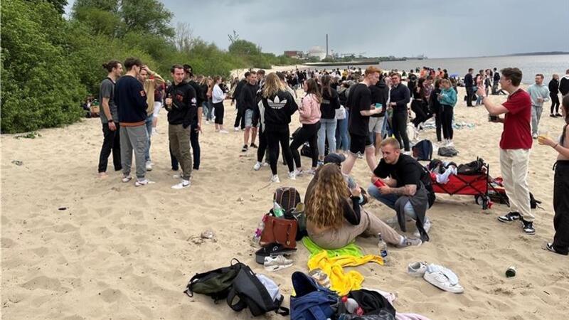 Mehr als 500 junge Leute zog es 2022 zum Teil mit dem Bollerwagen und Musikboxen zum Bassenflether Strand.