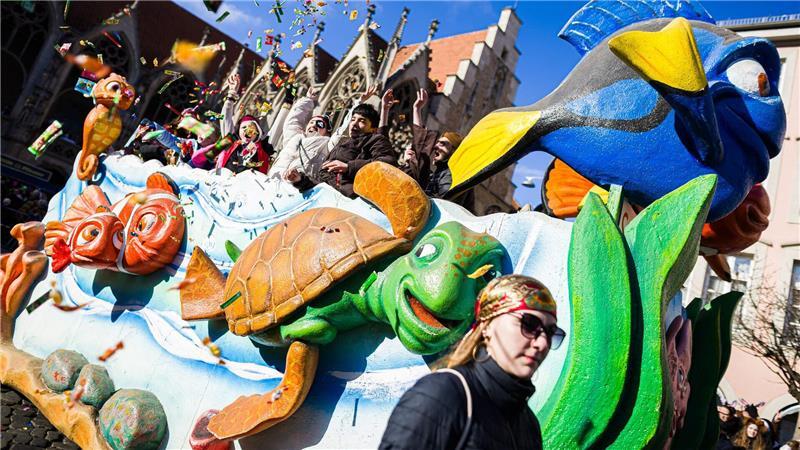 Mehr als 5.000 Aktive und 130 Motivwagen zogen beim Braunschweiger „Schoduvel“ durch die Innenstadt. 