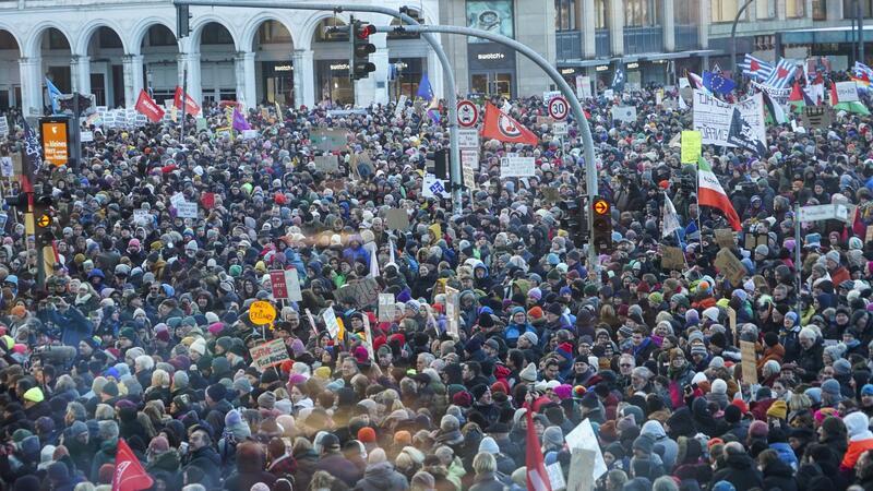 Mehr als 50.000 Menschen demonstrieren in der Vorwoche am Hamburger Jungfernstieg. Oder waren es doch 100.000?