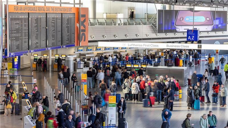Warnstreiks an Flughäfen - Was Reisenden bevorsteht Mehr als 500.000 Flugpassagiere können ihre Reisen am Montag nicht wie geplant antreten.