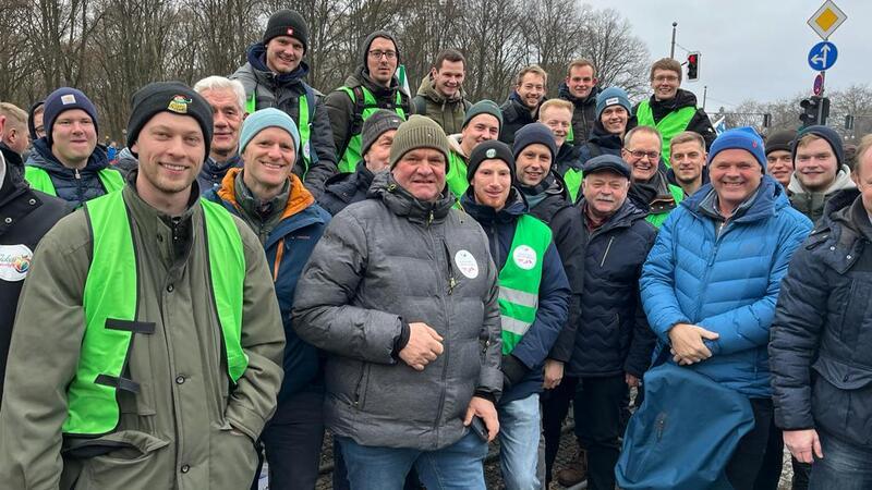 Aufstand der Bauern: Sprecher kündigen heißen Winter im Kreis Stade an Mehr als 60 Altländer Obstbauern demonstrieren mit 5000 Landwirten in Berlin gegen Ampel-Kürzungen.