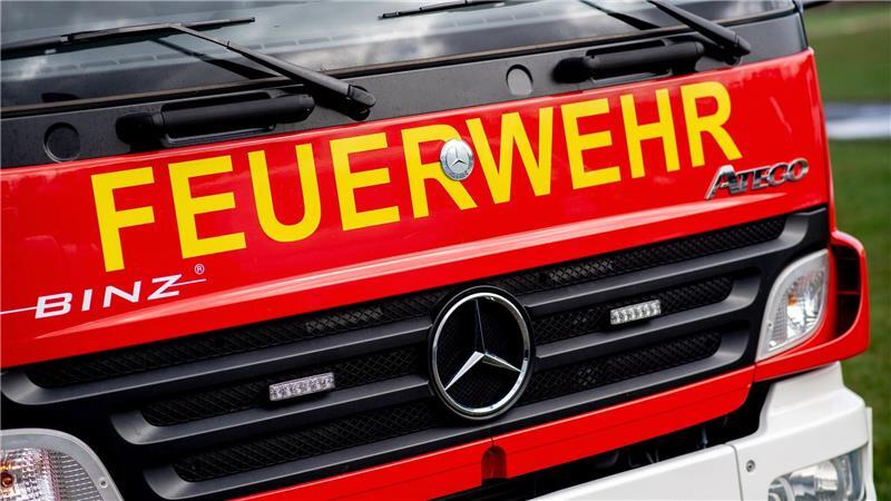 Mehr als 60 Feuerwehrleute waren über Stunden im Einsatz, um das Feuer zu bekämpfen. (Symbolbild)
