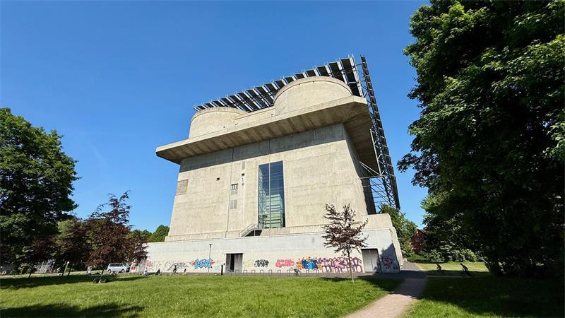Diese 7 Hamburg-Spots haben besten Ausblick und sind kostenlos Mehr als 60 Jahre stand er leer. Nun kann er Haushalte in Wilhelmsburg mit Wärme versorgen und hat eine Terrasse: Der Energiebunker in Wilhelmsburg. (Archivbild)