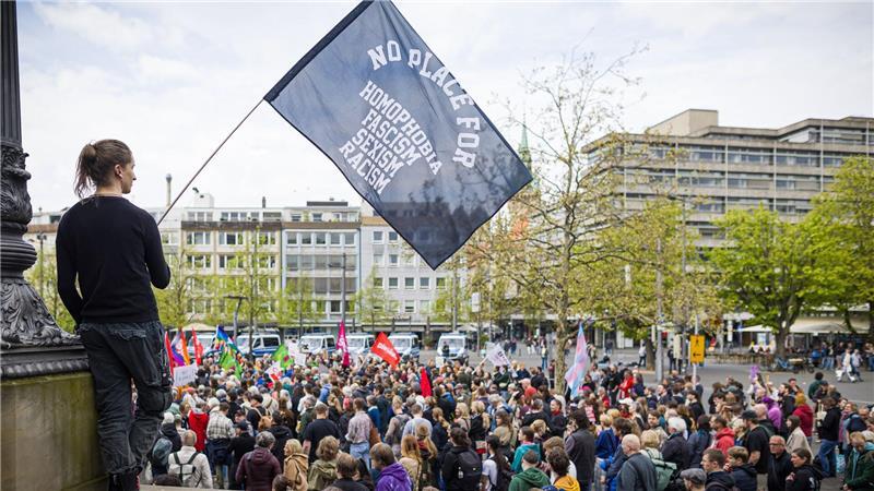 Mehr als 600 Menschen demonstrierten laut Polizei gegen ein Treffen mit Teilnehmerin aus der „Reichsbürger“-Szene. 
