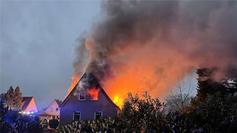 Mehr als 70 Einsatzkräfte bekämpften die Flammen in Sandhausen.