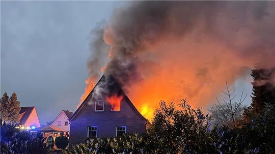 Mehr als 70 Einsatzkräfte bekämpften die Flammen in Sandhausen nahe Bremen.