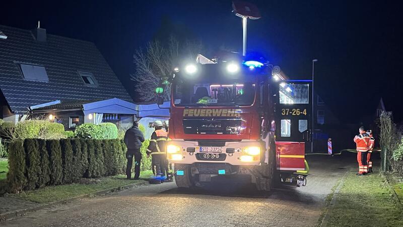 Mehr als 80 Feuerwehrleute aus Jork, Borstel, Ladekop und Buxtehude waren im Einsatz.