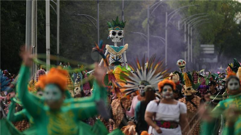 Tag der Toten: 1,5 Millionen Menschen bei Parade in Mexiko Mehr als 8.000 Darsteller zogen durch die Straßen.