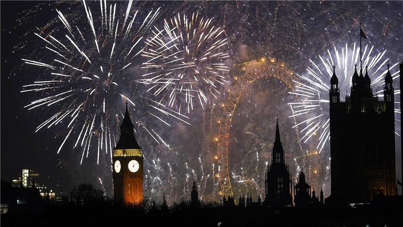Mehr als Hunderttausend Menschen haben das neue Jahr mit einem Mega-Feuerwerk in London begrüßt.