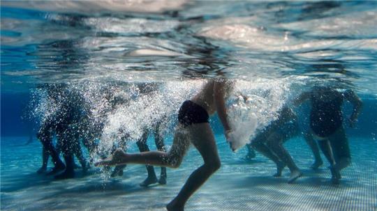 Mehr als die Hälfte der Kinder am Ende ihrer Grundschulzeit können noch nicht schwimmen.