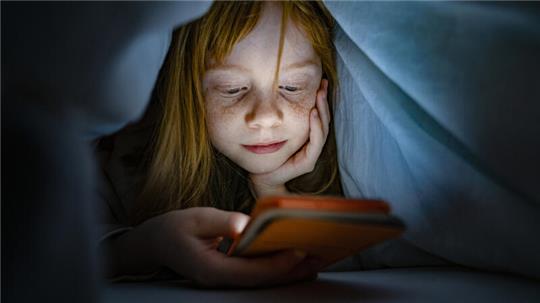 Mehr als die Hälfte der deutschen Kinder und Jugendlichen zwischen 4 und 14 Jahren leidet unter Beschwerden, die auf die übermäßige Nutzung von Handy, Tablet & Co. zurückzuführen sind.