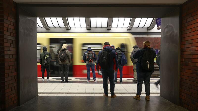 Viele Großstädte bieten Beschäftigten Job-Deutschlandticket Mehr als die Hälfte der großen Unternehmen in Deutschland bietet das 49-Euro-Abo ihren Beschäftigten als Jobticket vergünstigt an.