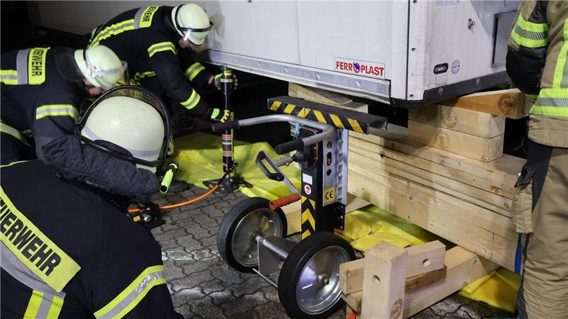 Lkw-Auflieger zerstört Tank - Großalarm im Buxtehuder Gewerbegebiet Mehr als drei Stunden dauerte der Einsatz für die Buxtehuder Feuerwehren und Umweltdienste aus dem Landkreis Stade.
