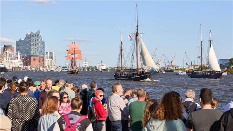 Mehr als eine Million Besucher werden beim 836. Hafengeburtstag erwartet. (Archivbild)
