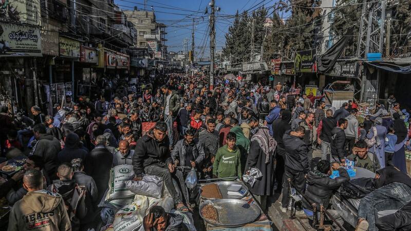 Israel schlägt Zeltstädte für Rafah-Bevölkerung vor Mehr als eine Million Binnenflüchtlinge halten sich in Rafah auf.