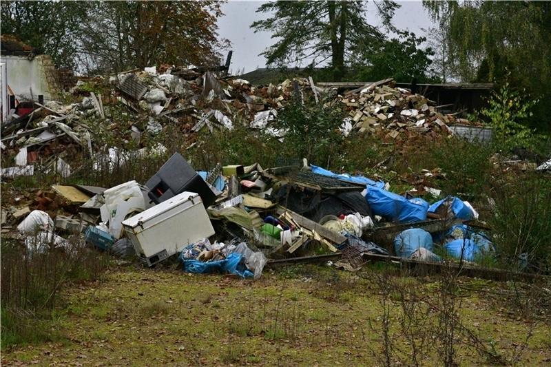 Mehr als eineinhalb Jahre nach dem Feuer wachsen die Müllberge an der Ruine. Fotos: Beneke