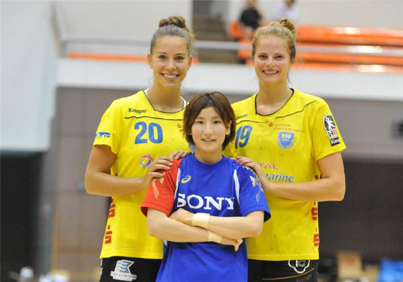 Mehr als einen Kopf kleiner: Handballerin Seina Morooka neben Emily Bölk (links) und Jessica Oldenburg.