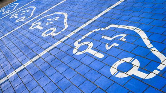 Mehr als jeder vierte Fahrer eines Autos mit Verbrennermotor in Deutschland will aufs E-Auto umsteigen. (Symbolbild)