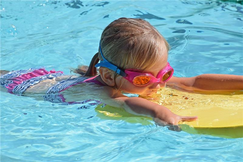 Mehr als jeder zweite Zehnjährige sei laut einer Studie der Deutschen Lebens-Rettungs-Gesellschaft (DLRG) kein sicherer Schwimmer. Symbolfoto: Pixabay
