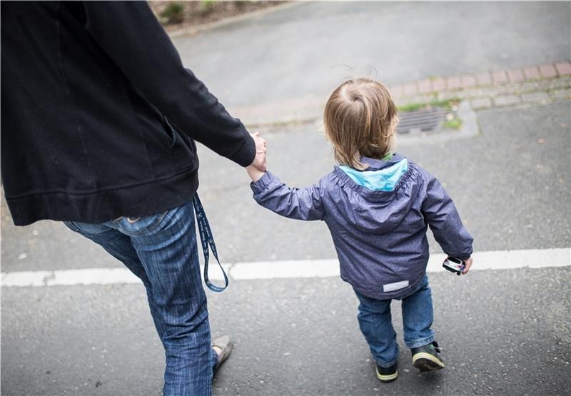 Mehr als jedes fünfte Kind und jeder vierte junge Erwachsene in Deutschland sind einer Studie zufolge armutsgefährdet. Alleinerziehende sowie Familien mit drei und mehr Kindern sind besonders stark betroffen. Foto: dpa