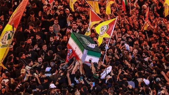 Mehr als vier Monate nach seiner Tötung ist Irans früherer oberster Führer Ajatollah Ali Chamenei beerdigt worden. 