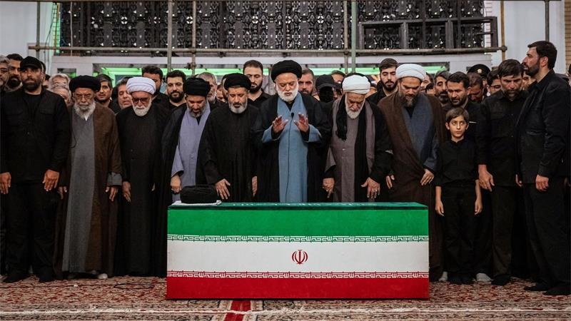 USA und Iran wollen weiter reden - Trump: Waffenruhe vorbei Mehr als vier Monate nach seiner Tötung ist Irans früherer oberster Führer Ajatollah Ali Chamenei beerdigt worden.