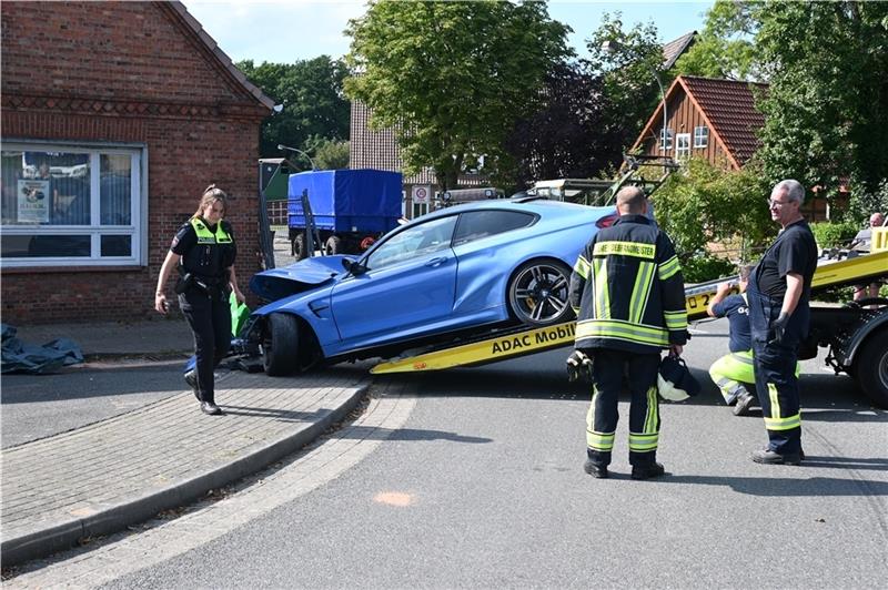 Todesfahrer von Mulsum hatte keinen Führerschein Mehr als zehn Stunden dauerte es, bis das Autowrack geborgen werden konnte. Fotos: Vasel