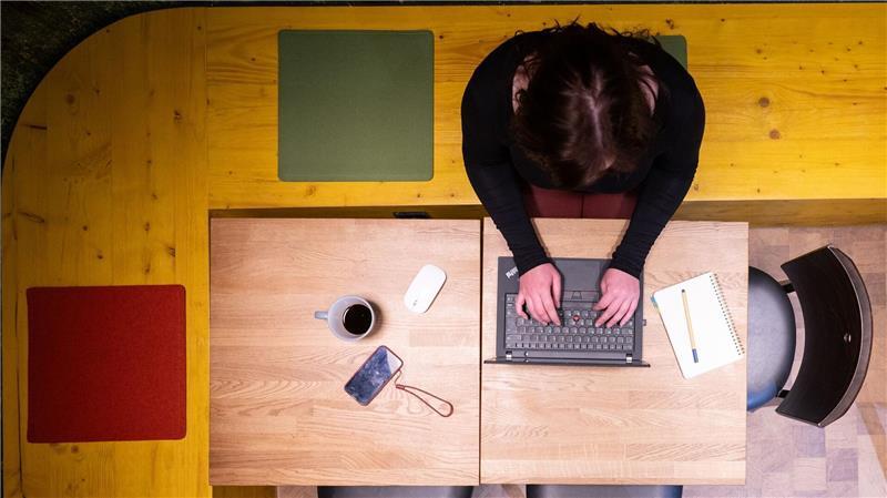 Mehr als zwei Drittel der Homeoffice-Beschäftigten haben laut Umfrage schon krank gearbeitet. (Symbolbild)