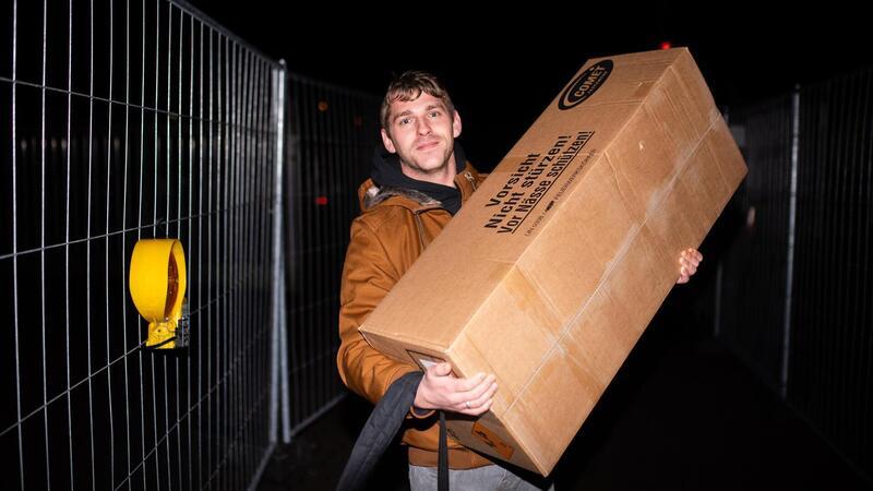 Mehr passt nicht auf den Gepäckträger des Fahrrades: Nico (26) aus Grünhöfe hat die halbe Nacht gewartet, um als Erster sein Feuerwerk-Überraschungspaket zu kaufen.