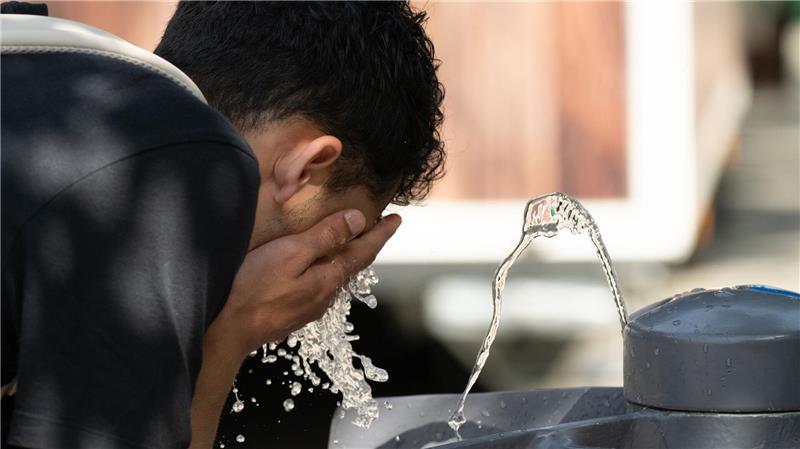 „Stiller Killer“ – Was Hitze für Menschen gefährlich macht Mehr trinken als sonst ist Experten zufolge besonders während längerer Hitzewellen wichtig, da sonst Dehydration droht.