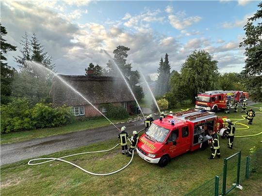 Mehrere 100 Meter Schlauchleitung mussten bei der Übung am Dienstagabend verlegt werden. Foto: Ewald/Feuerwehren Samtgemeinde Oldendorf-Himmelpforten