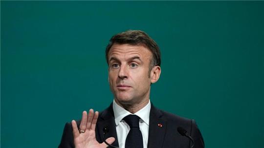 Mehrere Abgeordnete aus dem linken Flügel des Lagers von Präsident Emmanuel Macron hatten bereits vor dem Votum angekündigt, gegen den Text zu stimmen.