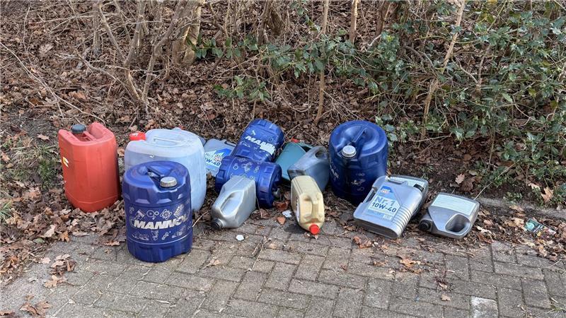 Mehrere Altöl-Behälter wurden am Horneburger Freibad abgeladen.