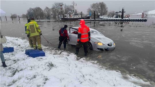 Mehrere Autofahrer sind auf Stadersand vom Hochwasser der Elbe überrascht worden.