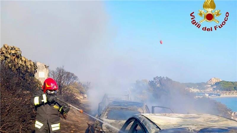 Brand auf Sardinien: Badegäste fliehen vor Feuer Mehrere Autos brannten am Küstenabschnitt Punta Molentis.