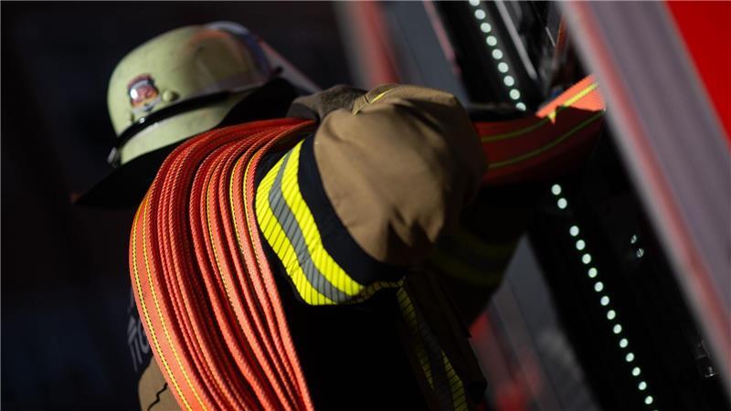 Mehrere Autos, die auf einem Güterzug geladen waren, fingen in Magdeburg Feuer. (Symbolbild)