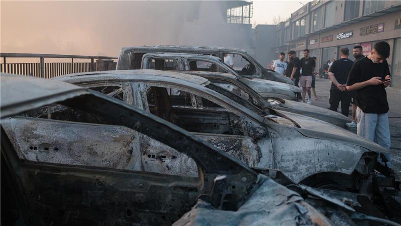 Einsatzkräfte bekämpfen Großbrände in Izmir und Hatay Mehrere Autos verbrannten in den Feuern.