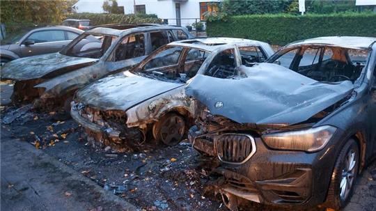 Mehrere Autos waren ausgebrannt.