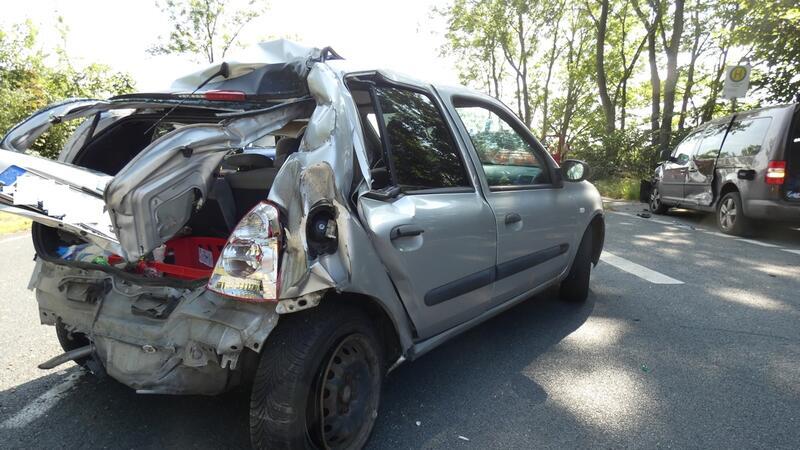 Sattelzug rammt Auto in den Gegenverkehr – Verletzte Mehrere Autos waren nach dem Unfall stark beschädigt.