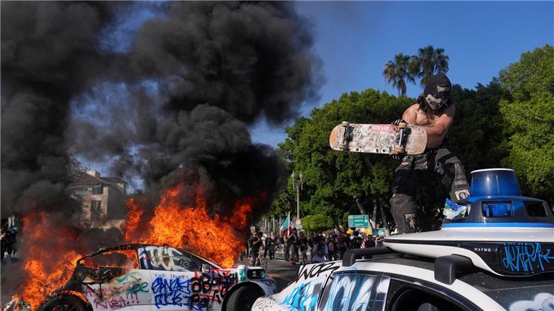 „Sie spucken, wir schlagen“: Trump demonstriert seine Macht Mehrere Autos wurden in Brand gesteckt.