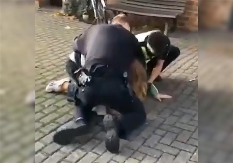 Mehrere Beamte setzten einen Mann vor einem Buxtehuder Schuhgeschäft in der Altstadt fest. Ein Video von der Szene sorgte für Aufregung im Netz. Foto: Bildschirmaufnahme