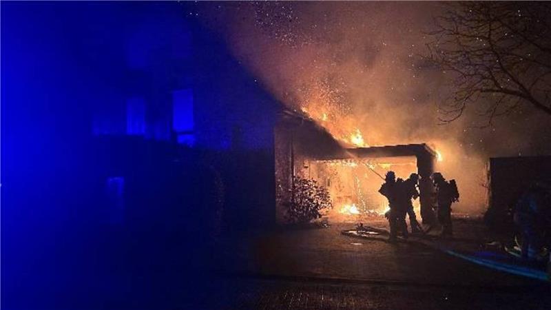 Bilanz der Silvesternacht im Kreis Stade: Schwerverletzte und hohe Schäden bei Feuern Mehrere Brände hielten Polizei und Feuerwehr im Landkreis in Atem. Am Ziegelkamp in Stade geht der Schaden in die Hunderttausende.