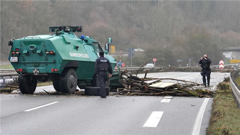 Mehrere Bundesstraßen wurden zeitweise blockiert.