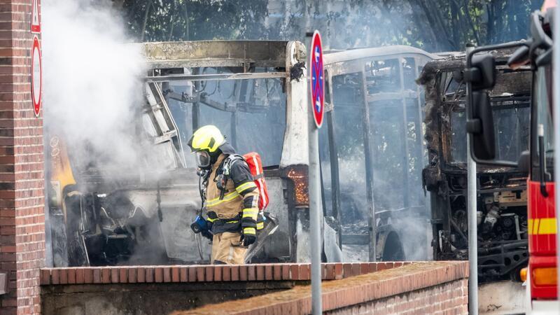 Mehrere Busse brannten komplett aus.