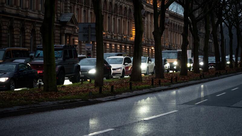 Mehrere Demonstrationen und das HSV-Heimspiel gegen den FC Bayern München könnten am Samstag für viele Staus in Hamburg sorgen. (Archivbild)