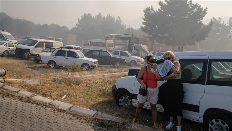 Einsatzkräfte bekämpfen Großbrände in Izmir und Hatay Mehrere Dörfer und Viertel wurden vorsorglich evakuiert.