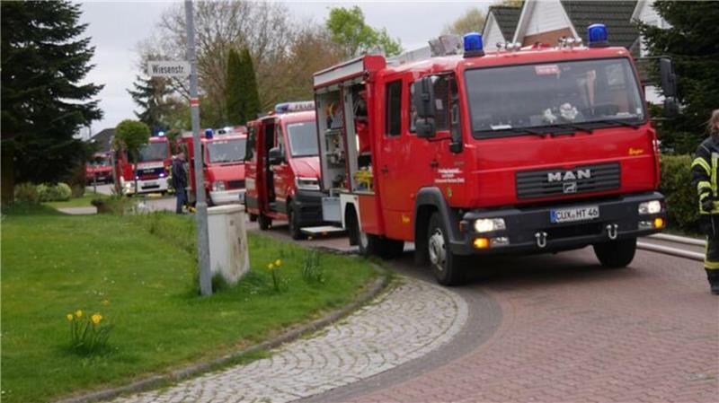 Mehrere Einsatzwagen sind vor Ort: Der Kiebitzweg muss aufgrund des Großaufgebots an Rettungskräften voll gesperrt werden.