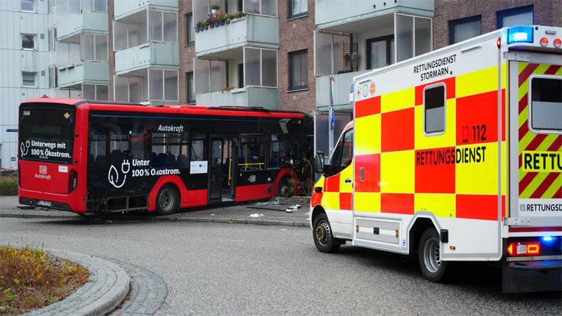Mehrere Fahrgäste sowie die Busfahrerin wurden verletzt.